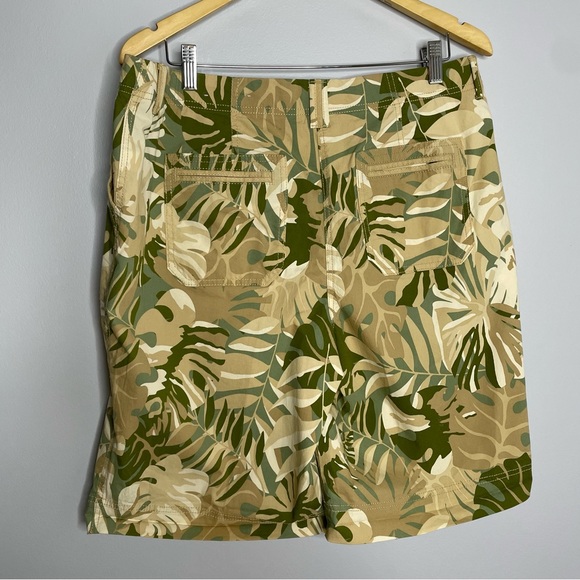 Chico’s Foliage Green Print Cargo Shorts - Picture 5 of 8